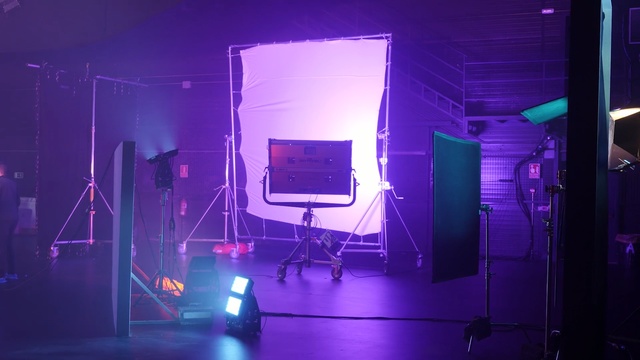 Video Reference N0: Purple, Light, Stage, Violet, Lighting, Electronics, Performance, Room, Magenta, Visual effect lighting