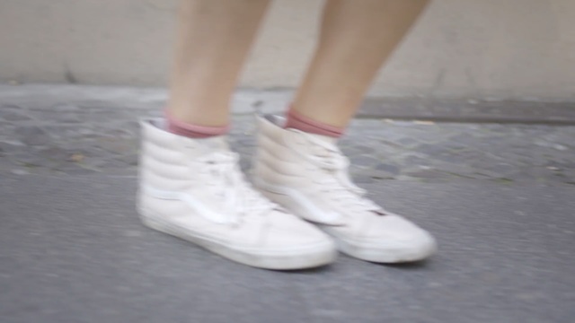 Video Reference N1: Footwear, White, Shoe, Human leg, Pink, Ankle, Leg, Beige, Joint, Fashion
