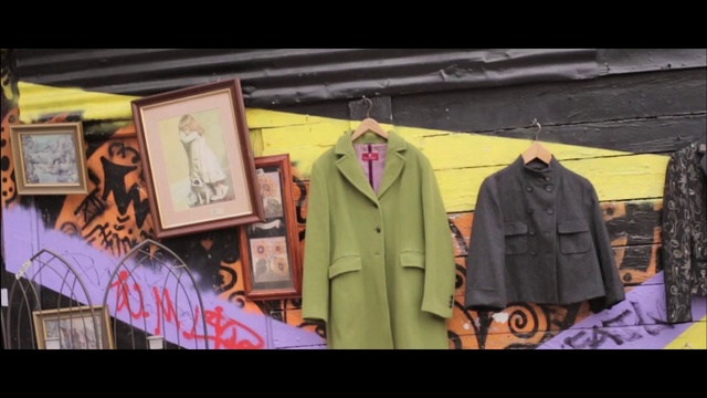 Video Reference N0: Clothing, Fashion, Jacket, Outerwear, Coat, Trench coat, T-shirt, Top, Street fashion, Shirt