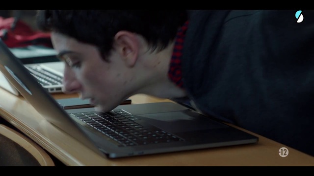 Video Reference N3: Laptop, Netbook, Personal computer, Technology, Electronic device, Computer keyboard, Black hair