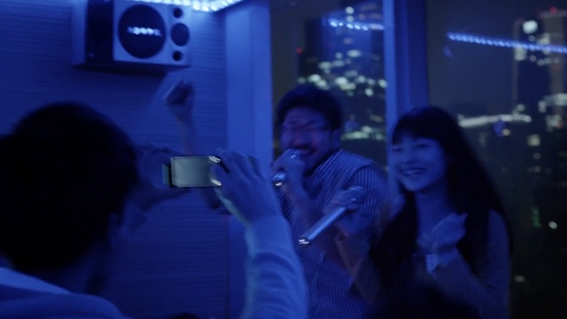 Video Reference N4: Blue, Snapshot, Fun, Electronics, Electronic device, Night, Electric blue, Performance, Person