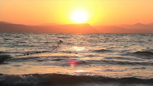 Video Reference N1: sea, horizon, sky, wave, wind wave, ocean, sunset, sunrise, shore, sun