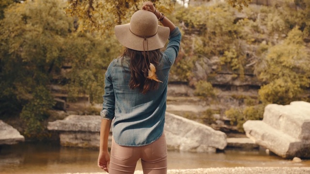 Video Reference N7: water, photography, girl, vacation, fun, tree, recreation, jeans