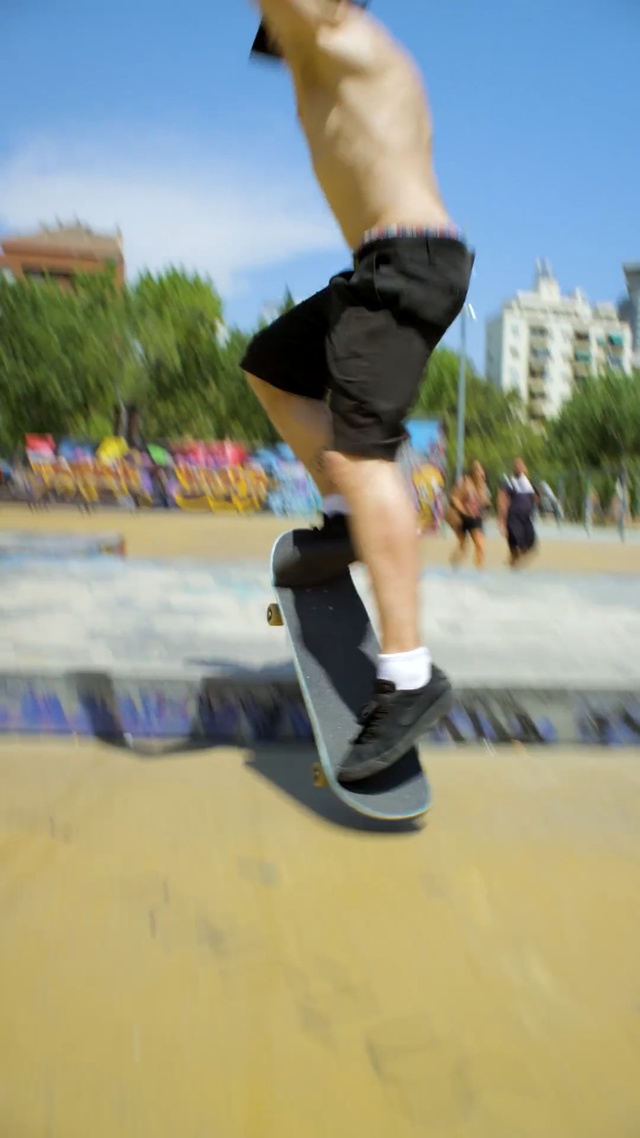Video Reference N1: Skateboard, Recreation, Joint, Human leg, Skateboarding Equipment, Footwear, Skateboarder, Leg, Knee, Sports equipment, Person