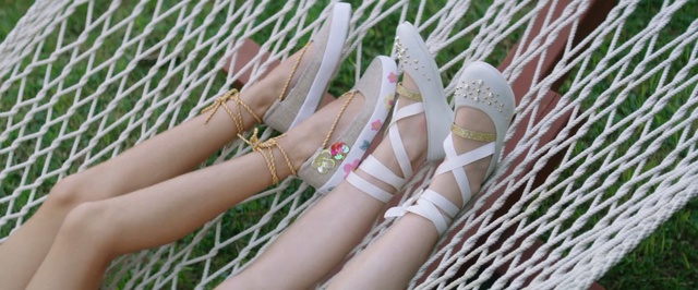Video Reference N0: Footwear, Shoe, Finger, Grass, Nail, Sandal, Fashion accessory, Plant
