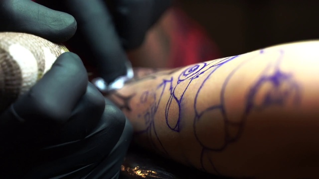 Video Reference N19: Tattoo, Arm, Skin, Tattoo artist, Ink, Joint, Hand, Finger, Human leg, Leg