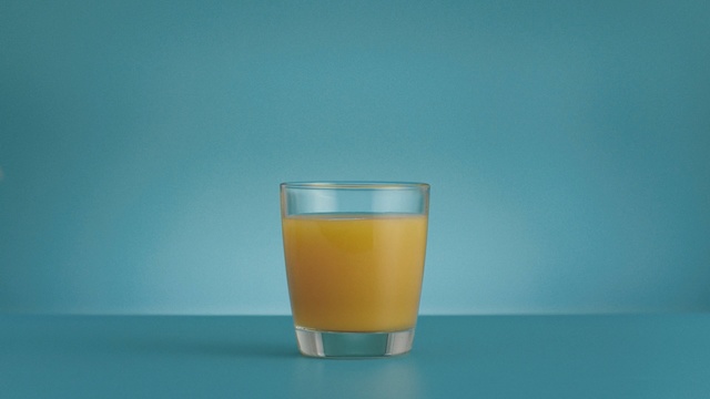 Video Reference N4: glass, cup, drink, beverage, alcohol, sour, juice, liquid, refreshment, cold, container, beer, lager, mug, yellow, punch, Person