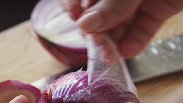 Video Reference N1: Onion, Red onion, Vegetable, Food, Hand, Shallot, Plant, Finger, Nail, Allium