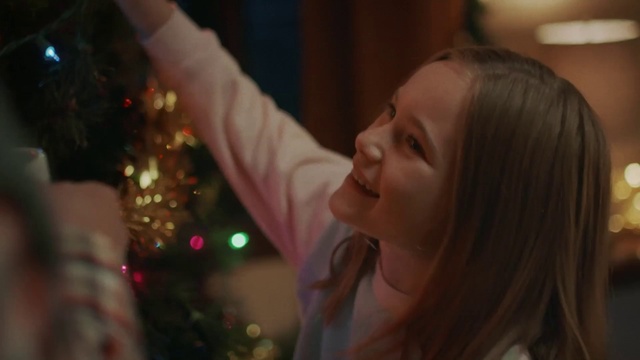 Video Reference N3: Hair, Beauty, Christmas, Nose, Fun, Long hair, Lip, Event, Blond, Brown hair