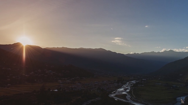 Video Reference N1: Sky, Mountainous landforms, Atmospheric phenomenon, Mountain, Light, Cloud, Highland, Morning, Horizon, Atmosphere