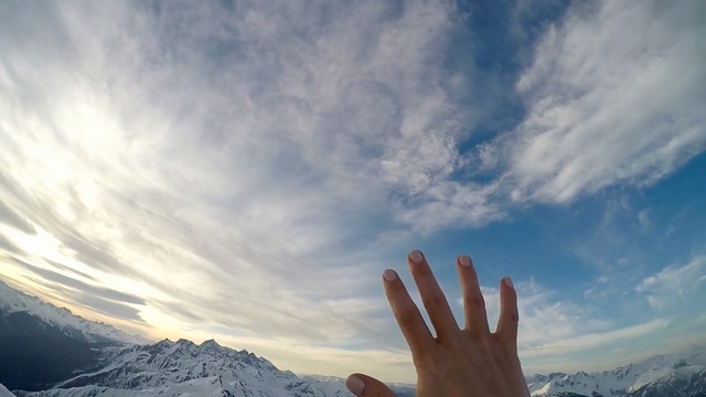Video Reference N0: Sky, Cloud, Daytime, Hand, Atmosphere, Sunlight, Mountain, Cumulus, Meteorological phenomenon, Finger, Person