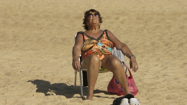 Video Reference N0: Sun tanning, Sitting, Sand, Fun, Leg, Summer, Beach, Vacation, Joint, Human body