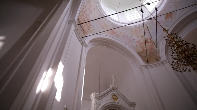 Video Reference N5: Holy places, Architecture, Ceiling, Arch, Place of worship, Building, Church, Vault, Convent, Cathedral