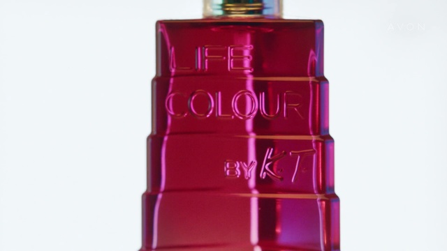 Video Reference N2: Perfume, Magenta, Pink, Violet, Product, Cosmetics, Purple, Material property, Bottle, Liqueur