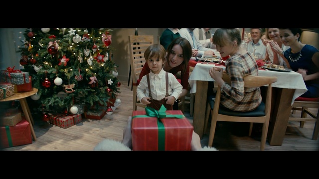 Video Reference N4: Christmas, Event, Tradition, Snapshot, Holiday, Christmas eve, Child, Christmas tree, Person