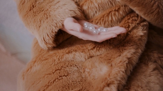 Video Reference N0: Fur, Skin, Fur clothing, Close-up, Textile, Fawn, Claw, Paw, Ear, Natural material, Person