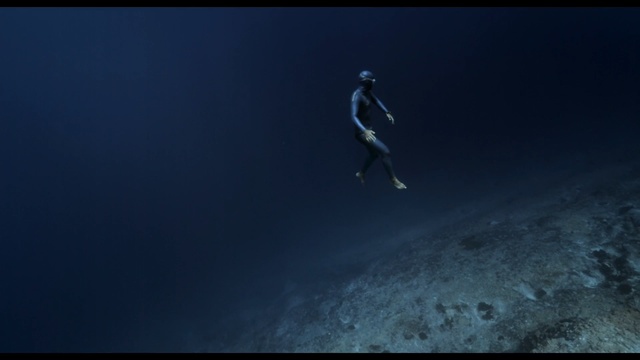 Video Reference N4: water, underwater, sky, atmosphere, freediving, underwater diving, extreme sport, darkness, sea, diving