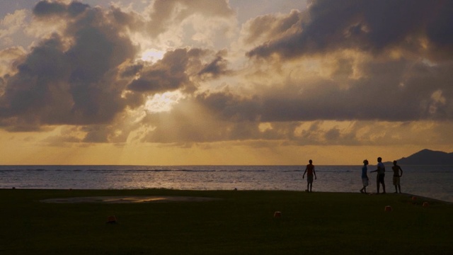 Video Reference N11: sky, cloud, sea, horizon, body of water, ocean, beach, sunset, shore, evening, Person