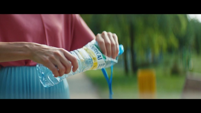 Video Reference N1: Water, Product, Green, Hand, Arm, Finger, Fun, Lawn, Bottle, Joint