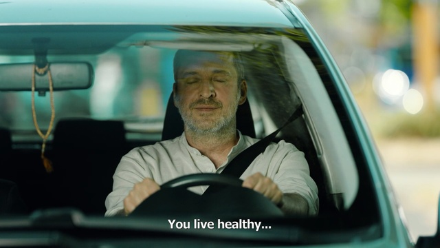 Video Reference N1: Motor vehicle, Mode of transport, Vehicle, Driving, Vehicle door, Automotive mirror, Windshield, Car, Auto part, Rear-view mirror, Person