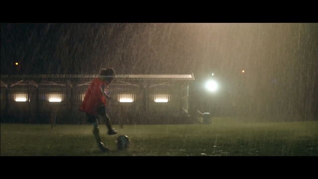 Video Reference N0: Player, Atmosphere, Darkness, Football, Football player, Sports equipment, Photography, Sports training, Night, Ball