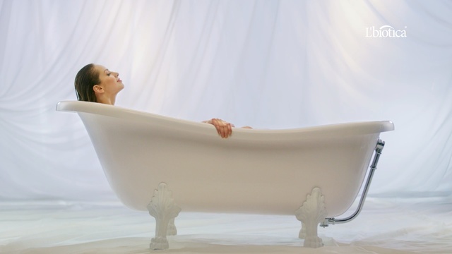 Video Reference N0: Bathtub, Product, Bathing, Furniture, Plumbing fixture, Comfort, Bed, Room, Baby Products, Infant bed