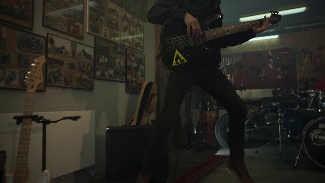 Video Reference N1: Guitarist, Standing, Guitar, Musician, Screenshot, Music, Darkness, Electric guitar, Performance, Plucked string instruments