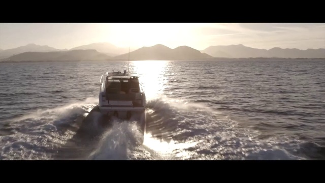 Video Reference N16: Vehicle, Boat, Luxury yacht, Sea, Yacht, Mode of transport, Horizon, Watercraft, Wave, Photography