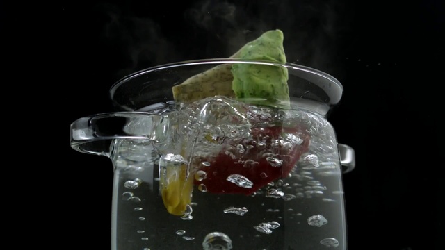 Video Reference N5: Water, Glass, Drink, Transparent material, Drinkware, Gin and tonic, Cocktail garnish, Table, Bottle, Food, Sitting, Hand, Holding, Black, Laying, Man, Phone, Soft drink, Cocktail, Juice, Highball glass, Lemon, Ice cube, Old fashioned glass, Classic cocktail, Caipirinha, Limeade, Non-alcoholic beverage, Gimlet, Fizz, Tom collins