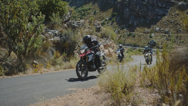 Video Reference N1: Land vehicle, Motorcycle, Vehicle, Motorcycling, Mountain pass, Mode of transport, Road, Adventure, Thoroughfare, Plant community