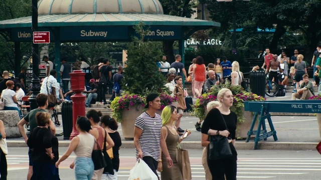 Video Reference N3: Pedestrian, Crowd, Event, Street, Tourism, Leisure, Road, City