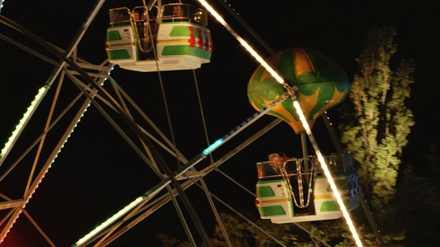 Video Reference N5: Night, Tourist attraction, Ferris wheel, Recreation, Leisure, Amusement ride, Amusement park