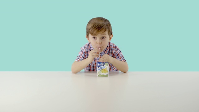 Video Reference N2: Child, Play, Toddler, Water, Sitting, Finger, Toy, Table, Learning, Games