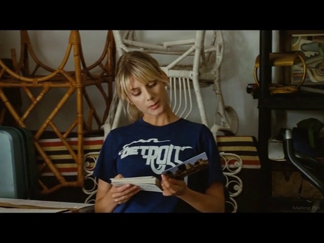 Video Reference N1: Cool, Photograph, Facial expression, T-shirt, Beauty, Sitting, Snapshot, Blond, Arm, Fun