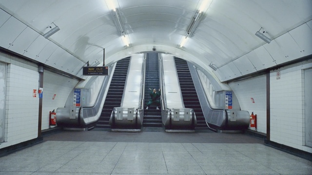 Video Reference N1: public transport, metropolitan area, metro station, subway, escalator, Person