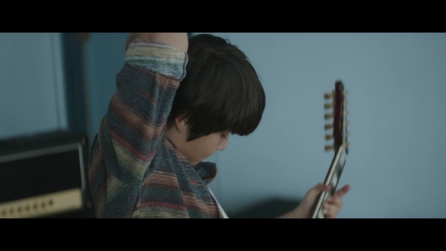 Video Reference N1: Hair, Neck, Musical instrument, Hand, Long hair, Screenshot, Black hair, Back, Plucked string instruments, Musician, Person