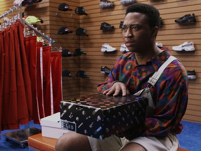 Video Reference N3: shoes, man, shoes shop, nike, showroom, box, opening, open, hand, black man, Person