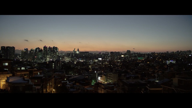 Video Reference N1: Cityscape, Sky, Metropolitan area, City, Urban area, Skyline, Night, Metropolis, Human settlement, Horizon
