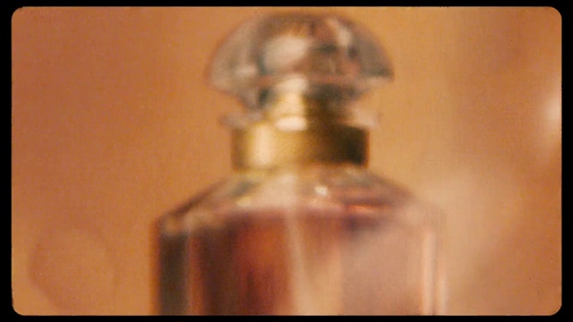Video Reference N4: Glass bottle, Bottle, Alcohol, Caramel color, Wood, Drink, Glass, Drinkware