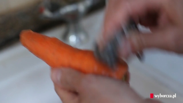 Video Reference N0: Carrot, Finger, Hand, Vegetable, Orange, Root vegetable, Food, Nail, Fish, Recipe