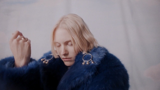 Video Reference N3: Hair, Fur, Blue, Face, Fur clothing, Blond, Cobalt blue, Lady, Beauty, Skin, Person