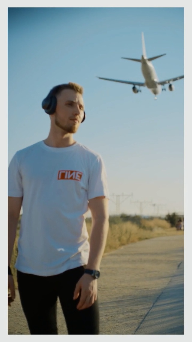 Video Reference N0: Airplane, Aviation, Aerospace engineering, T-shirt, Vehicle, Aircraft, Air travel, Travel, Flight