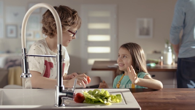 Video Reference N4: Eating, Meal, Food, Cooking, Child, Kitchen, Lunch, Person