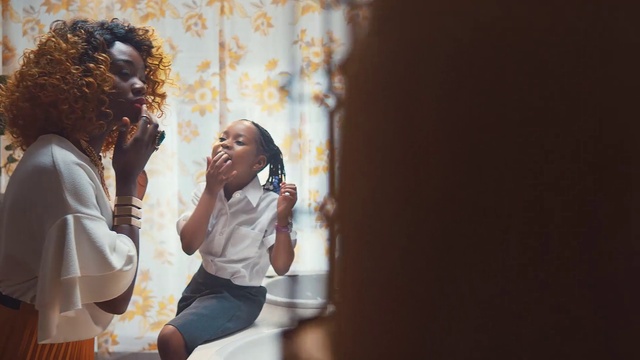 Video Reference N1: Photograph, Yellow, Photography, Adaptation, Room, Smile, Child, Gesture, Portrait, Happy