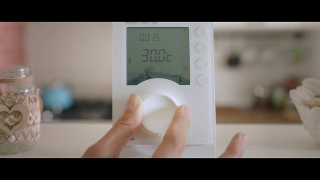 Video Reference N0: Electronics, Thermostat, Measuring instrument, Technology, Hand, Scale, Finger