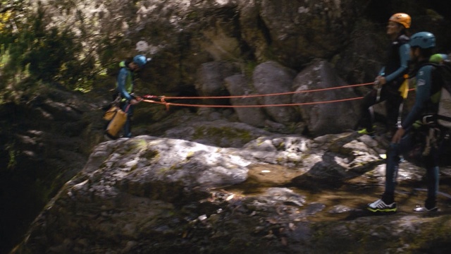 Video Reference N6: Adventure, Outdoor recreation, Canyoning, Rock-climbing equipment, Recreation, Climbing, Formation, Abseiling, Rope, Watercourse