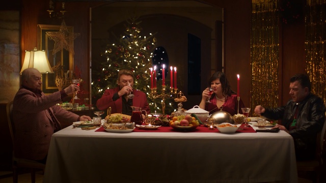 Video Reference N3: Christmas eve, Christmas, Meal, Christmas dinner, Event, Tradition, Supper, Room, Food, Dinner, Person