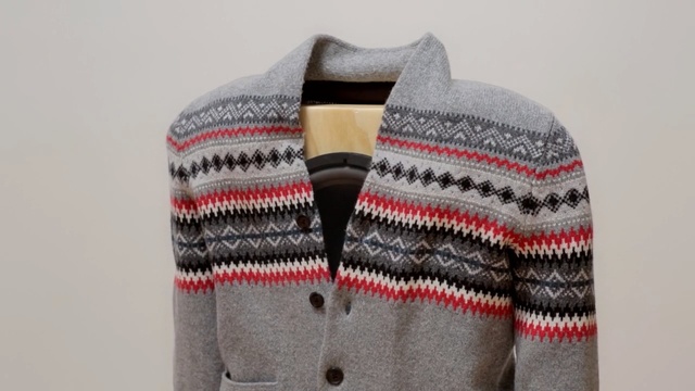 Video Reference N1: Woolen, Clothing, Outerwear, Sweater, Wool, Sleeve, Cardigan, Beige, Jacket, Knitting, Person
