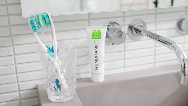 Video Reference N2: Toothbrush, Brush, Product, Shelf, Plastic bottle, Glass, Bathroom, Plastic