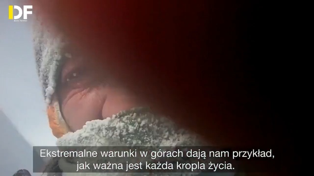 Video Reference N1: Skin, Nose, Close-up, Organism, Mouth, Photography, Neck, Hand, Muscle, Photo caption